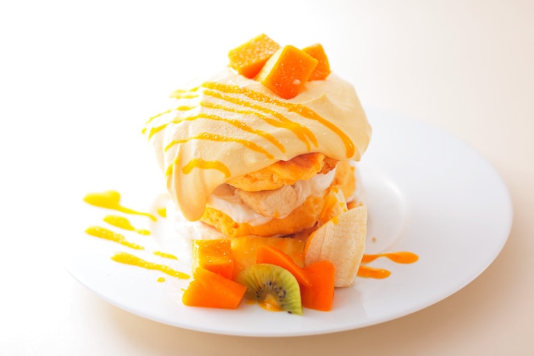 「トロピカルフルーツのパンケーキ」 1,600円。芳醇なフレッシュマンゴーの風味、なめらかな舌触りをふんわり焼きたてのパンケーキと極上生クリームで堪能。