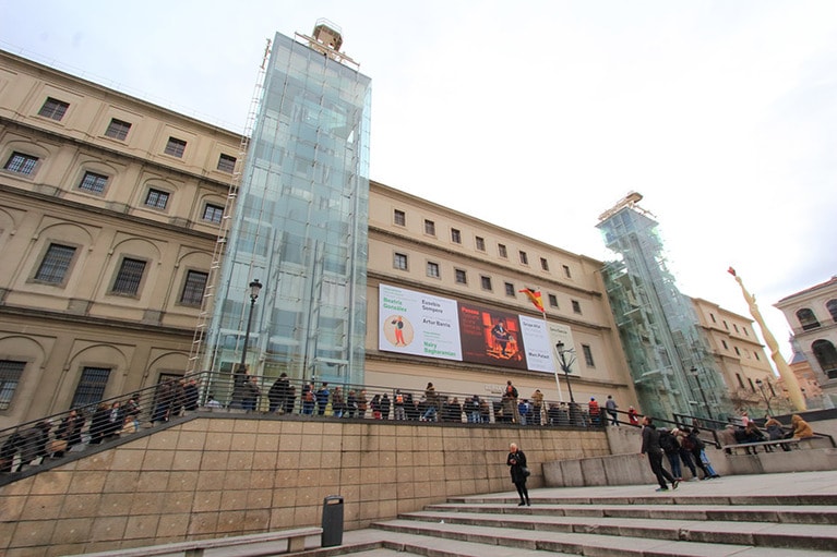 ソフィア王妃芸術センターは、古い建物に2本のスケルトンタイプのエレベーターがアクセントになっている。