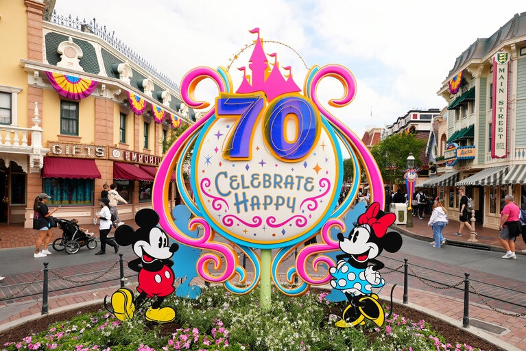 70周年のために作られたミッキーとミニーのパネル