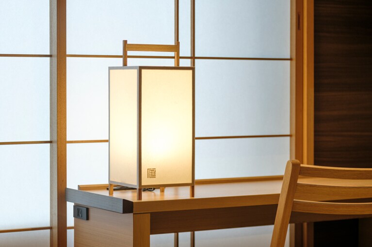 文机や行燈など、趣味のよい調度品も。