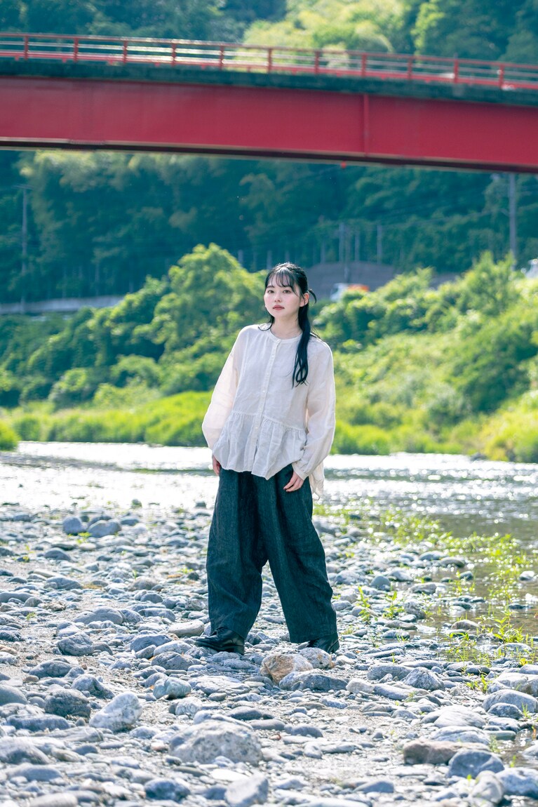【俳優・山田杏奈がネストローブをまとう】徳島の風が肌に触れる、“心地よさの源泉”を巡る旅