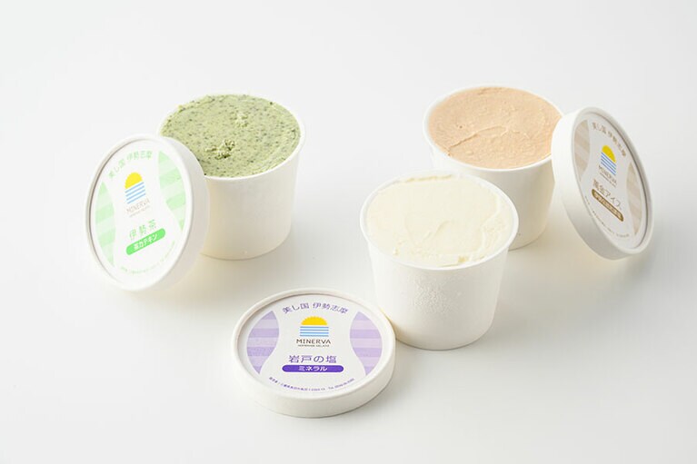 左から：萬金アイス、岩戸の塩、伊勢茶 各400円（130ml）／手作りジェラートミネルヴァ