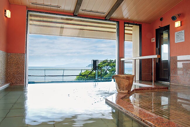 美肌作用があるという尾上温泉の湯に浸かり、湖の眺望を楽しめる大浴場。