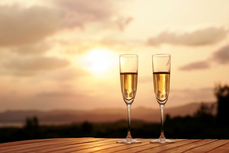 ゴルフで身体を動かした後は、アペロタイム。美しい夕景に囲まれながら、スパークリングワインで喉を潤す。