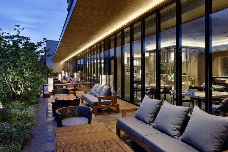 自然の光と風が魅力の「DAICHINO RESTAURANT」テラス席。ホテルは「昭和記念公園」の隣に位置し、都内とは思えないほど豊かな自然に恵まれた環境にある。