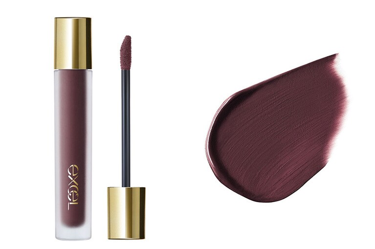 ベルベットのようになめらかなテクスチャーで唇を覆う、リキッドタイプのリップ。粉っぽさ皆無の“レア感マット”な仕上がり。保湿成分としてハチミツ、ワセリン、アルガンオイルを配合。サナ　エクセル　リップベルベティスト　LV12（ラブシック） 1,760円／常盤薬品工業