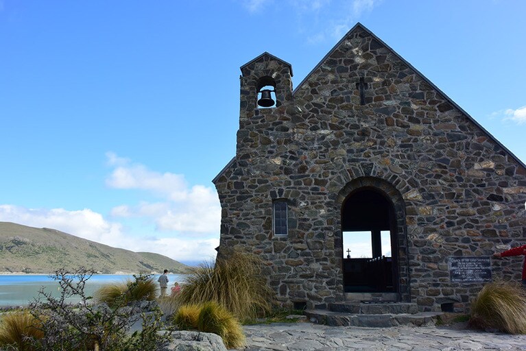 1935年に建造された善き羊飼いの教会。ステンドグラスはなく、祭壇の向こうは湖と山並みが広がります。