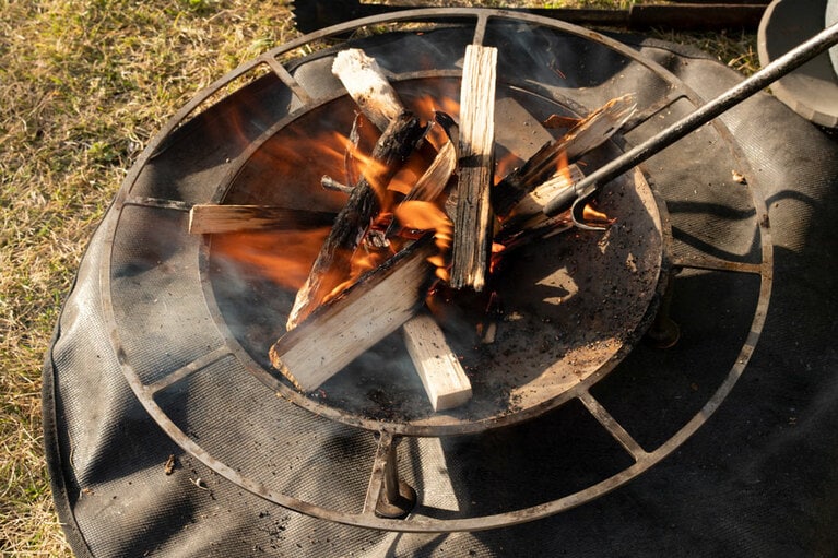 炎が三角錐の形に燃え上がる「雲竜型」。