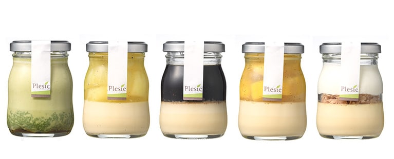 左から：抹茶と黒豆のプリン、ボトルフルーツゼリー(メロン) 各463円、珈琲ジュレとプリン、ボトルフルーツゼリー(マンゴー)、ボトルチーズケーキ 各 417円 ／プルシック