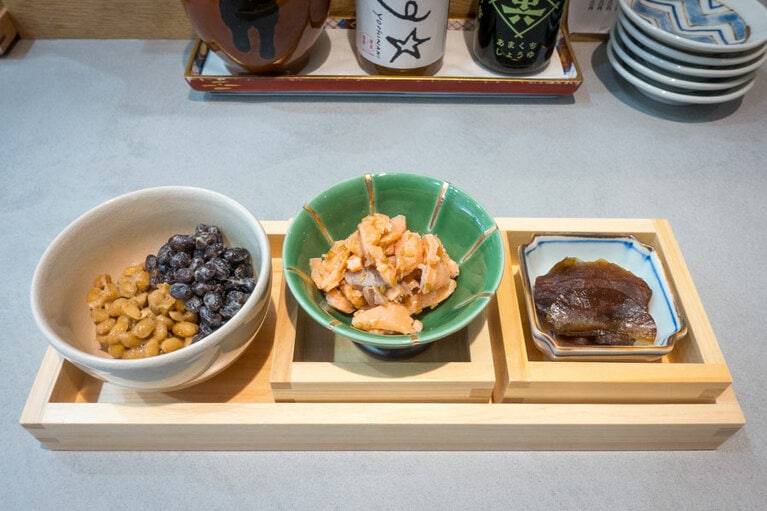 左から／二色納豆、鮭粗ほぐし、大根のたまり漬。