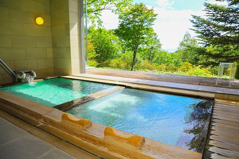 HOTEL KURBIO［群馬／草津温泉］あつ湯と少しぬるめの寝湯。