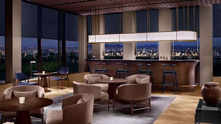 バータイムのクラブラウンジ。八女産の高級抹茶を使った抹茶モヒートなどのカクテルや、プライベートブランドのシャンパンを楽しめる。