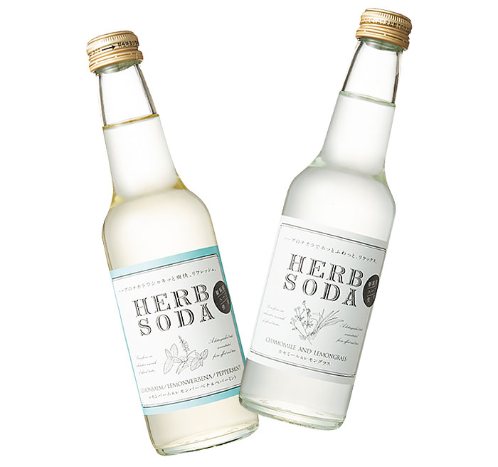 ハーブソーダ。左：レモンバーム＆レモンバーベナ＆ペパーミント、右：カモミール＆レモングラス 各275ml 378円(税込)／四季の定期便