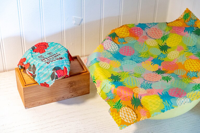 手の温度で温め、器を包める蜜蝋ラップ。