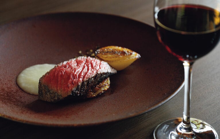 8,800円のディナーコースのメインは希少な佐渡牛。この日はモモ肉の炭火焼きを新玉ねぎのソースで。