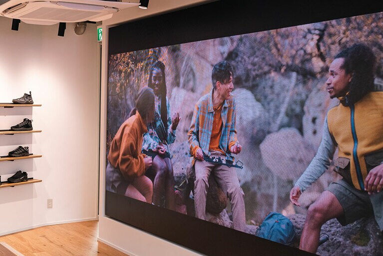 外からも目立つ大型LEDビジョン。