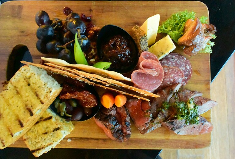 ペッパーズでサーブされる地元の食材を盛り合わせたプレートをやけ食い!?