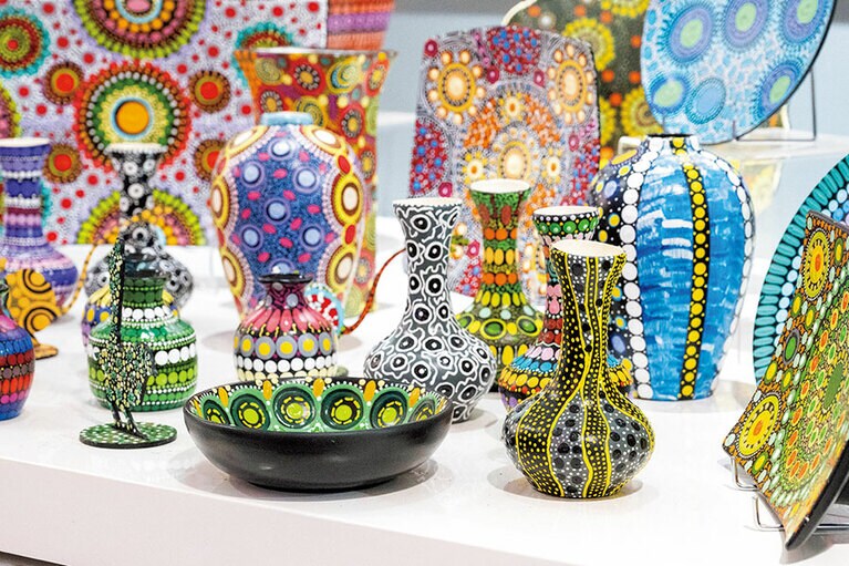 ノーザンテリトリーの作家、ジューン・スミスさんのドットアート。ボウル $130ほか。