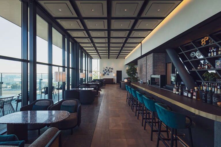 12階に位置し、絶景が自慢のバーラウンジ。昼は穏やかな光が差し込む心地よい空間の中で軽食を、夜は横浜港の夜景を眺めながらカクテルやワインが楽しめる。