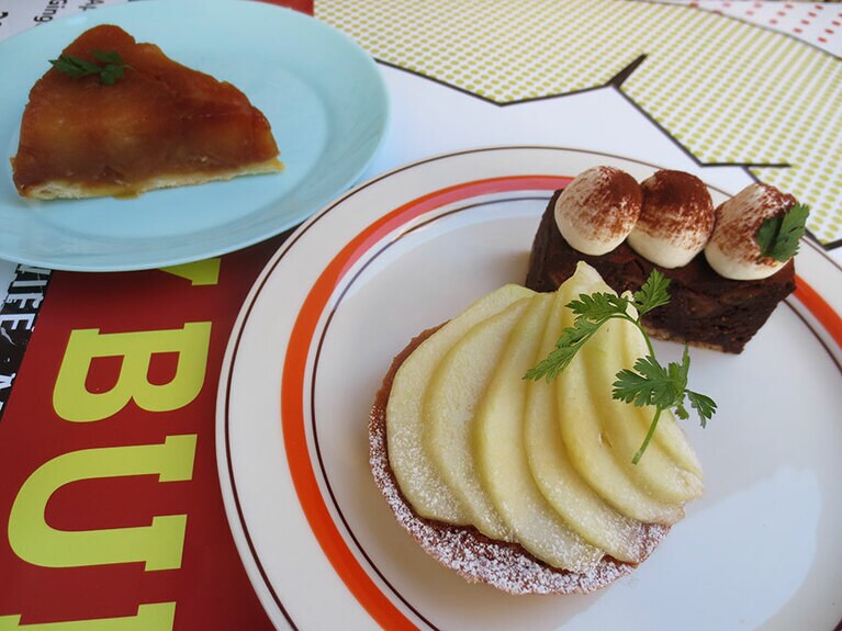 左上「タルトタタン」550円、右上「いちじくのブラウニー」550円、「フルーツタルト」550円。