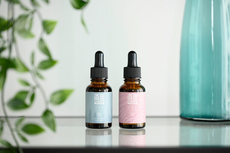 写真左から、「想」Light　CBDオイル 2%／30ml 8,640円、「想」Light　CBD入りMCTオイル 2%／30ml 6,480円／ともにライテック