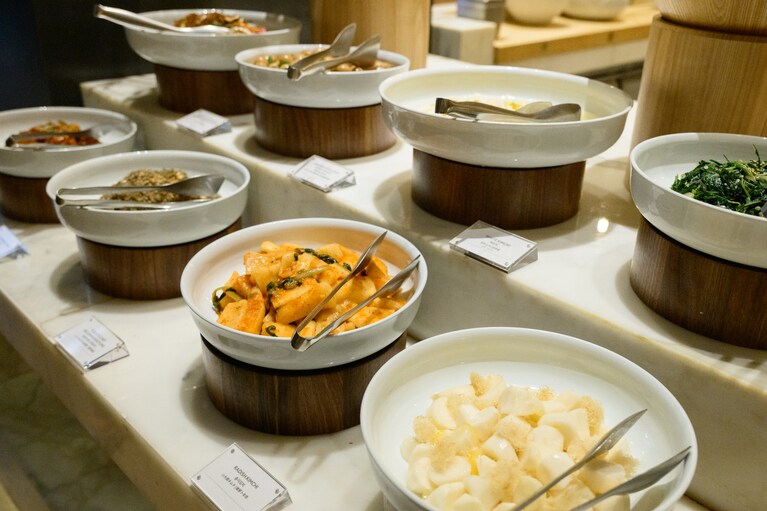 ナムルやキムチなど、韓国ならではのバンチャンがずらり！　ビュッフェでもしっかり韓国らしさも堪能できるのが魅力。