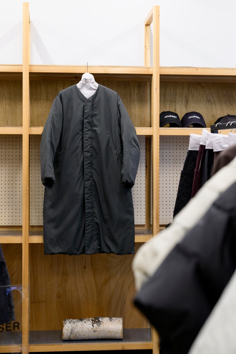 UR TECH 中綿ノーカラーコート 25,000円。