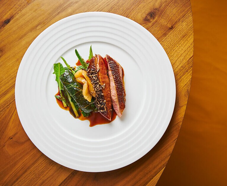 「Not a Crisy Duck(クリスピーじゃないダック)」と名づけられたアヒル料理。これもユーモアの光るネーミング。©Trivet