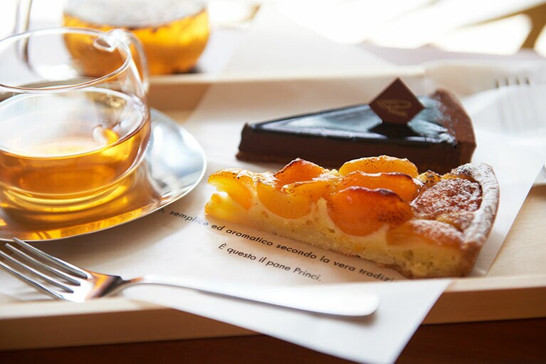 ティータイムに味わいたいイタリアの伝統的なデザートも。