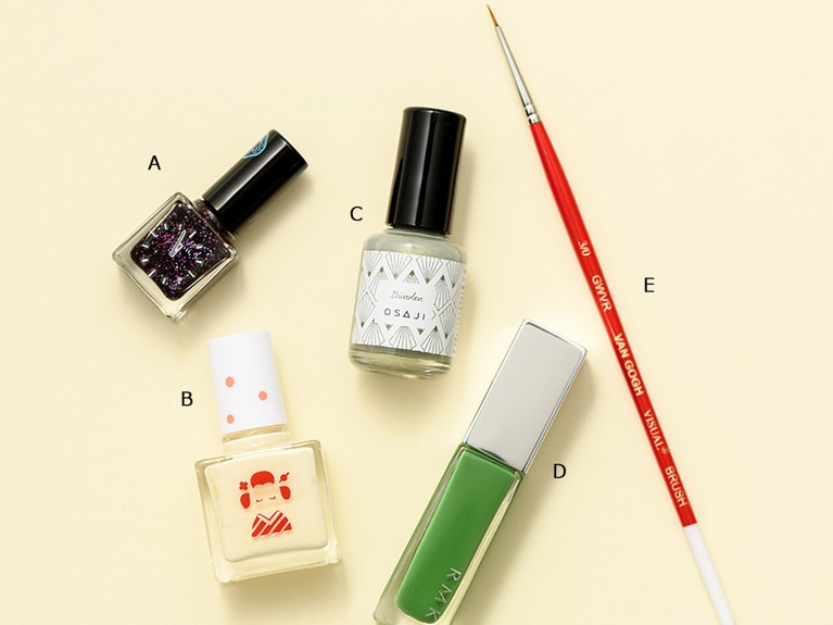A：SHISEIDOピコ 09「銀座ネオン」は液とラメの色が違って好き。  B：京都に行くと必ず購入するカランコロン京都の「白練」。  C：絶妙なくすみ感のOSAJI「Shinden」  D：RMKのEX-30は理想的なグリーン。  E：文房具店にある一番細い絵筆を使用。