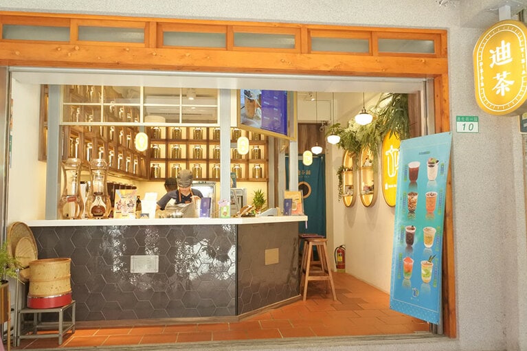 【迪茶 DEAR TEA】キラキラ輝くゴールドの茶筒が印象的。