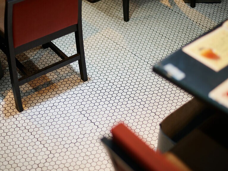 クラシカルなタイルは、オーナーがこだわって選び抜いたものなのだとか。