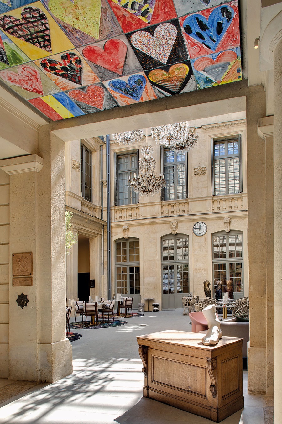 ミュージアムも内包する。アメリカのポップアート作家ジム・ダイン氏の巨大作品《天井は踊る》は常設展示。