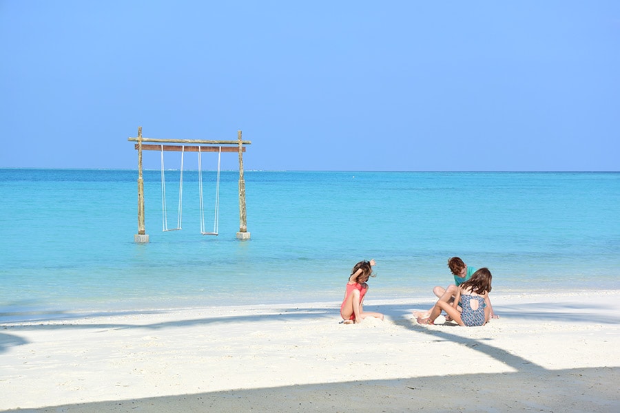 シャビヤニ環礁の、海の色の美しさといったら！　こんな大きな砂場で遊べる子供がうらやましい!?