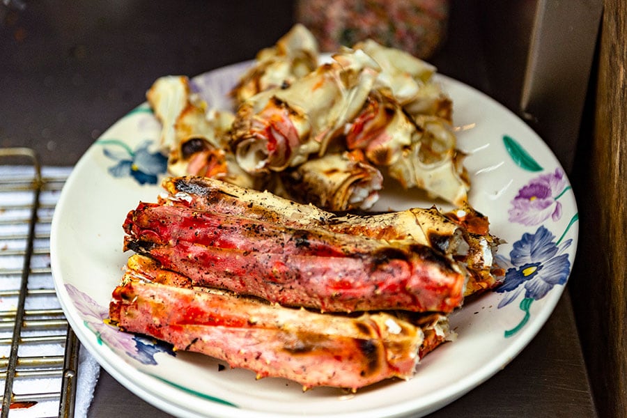 大型のタラバガニの焼き物＆鍋「帝王蟹兩吃(ディーワンシェリャンチー)」撮影時 10,000元(1,280元／600g)。蟹の脚は焼いて、残りは鍋に。