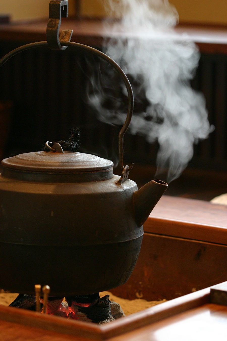 囲炉裏の風景にほっとする、茶の間ラウンジでほうじ茶を一服。