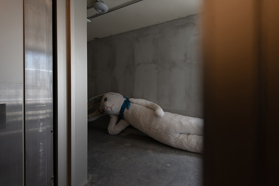 ブロンズ彫刻やインスタレーション作品を手掛けるアーティスト梶浦聖子氏による《色を聴くウサギ》。2020年度「KAIKA TOKYO AWARD」秋元雄史賞受賞作品。