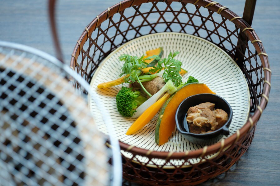 和食につく炭火焼きは、季節の野菜と豚の角煮。