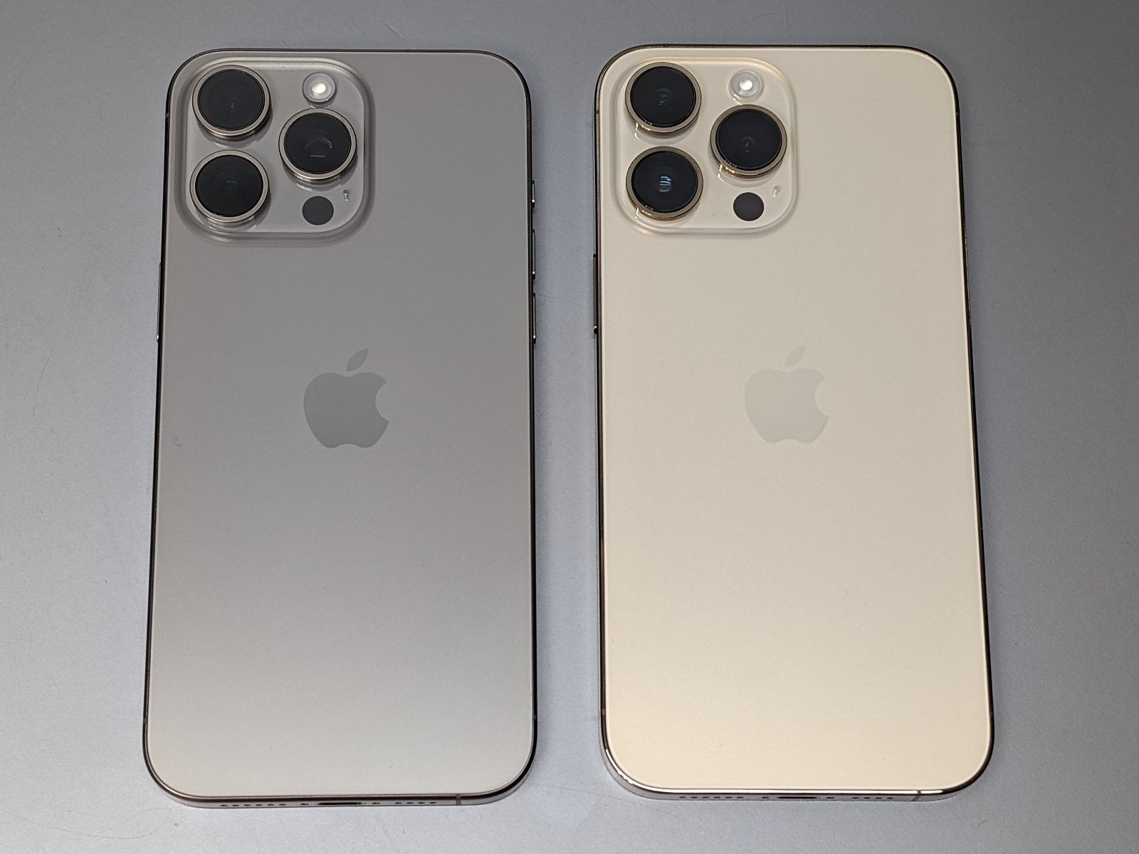 左が本製品、右が従来のiPhone 14 Pro Max。正面はもちろん背面もそっくりです。ちなみに側面がやや丸みを帯びているという違いがあります