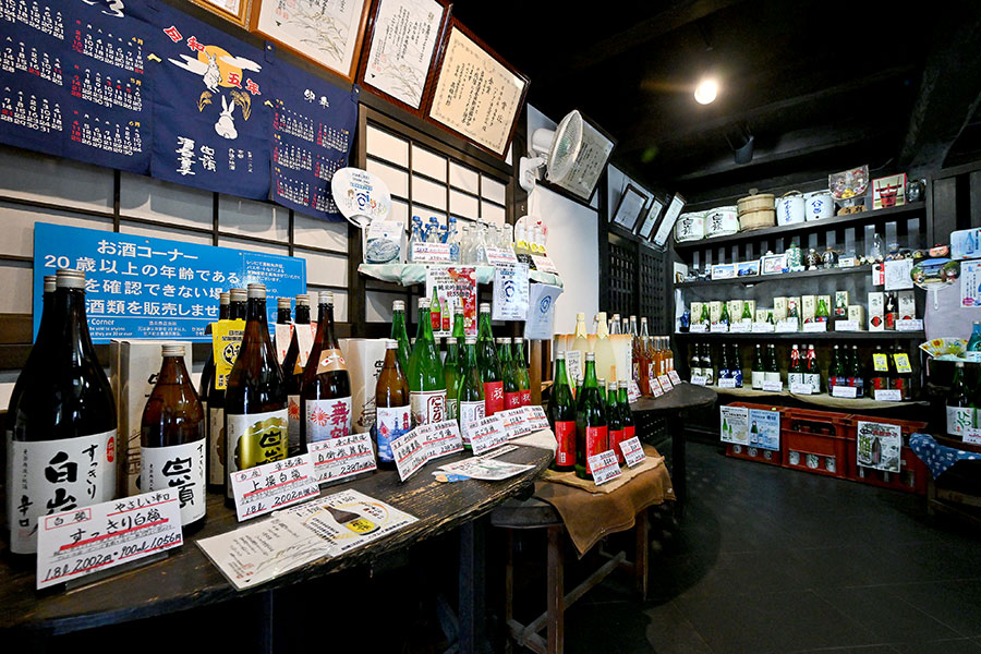 直売店「天の蔵」では日本酒のほか、酒粕やスイーツも販売。