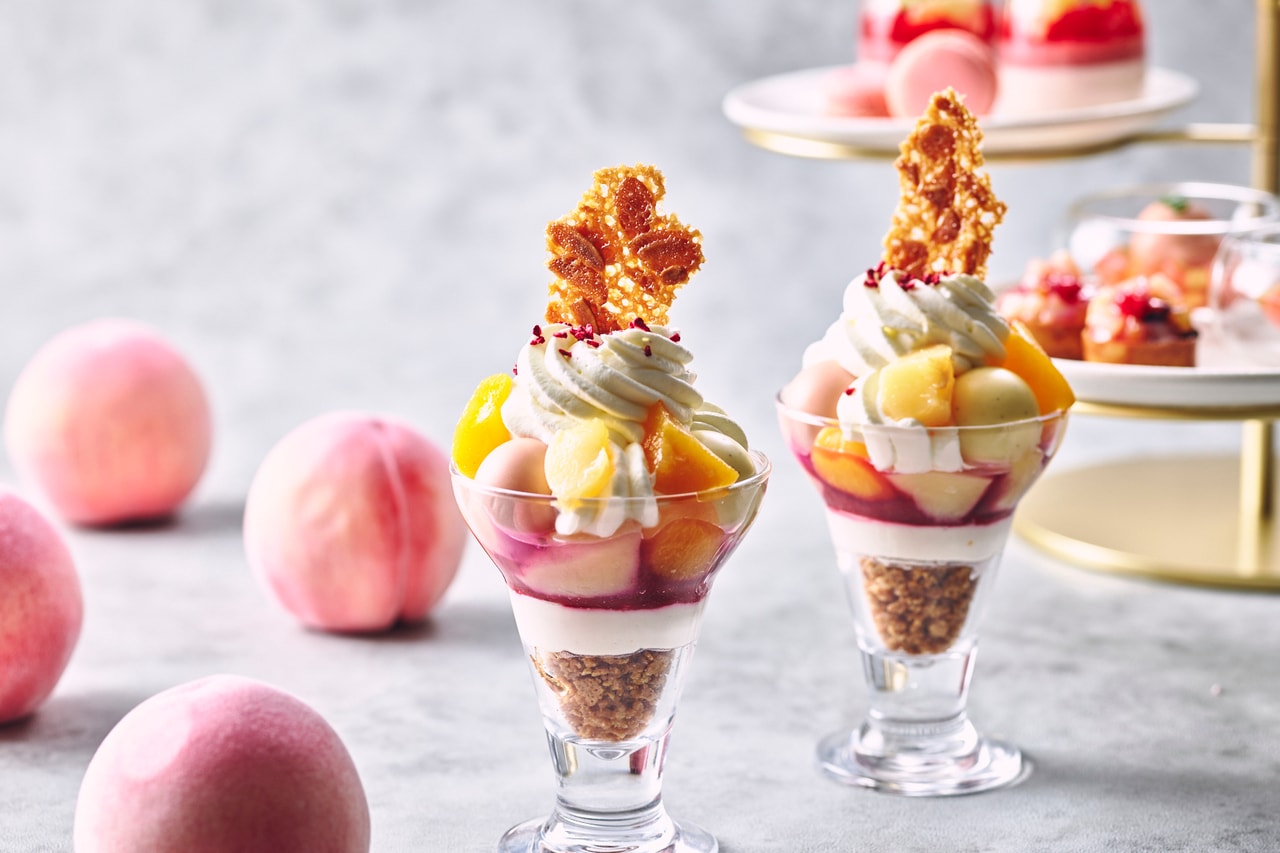 「Peach Melba Parfait（ピーチパフェ・メルバ）」のイメージ。19世紀後半にフランスのシェフ、オーギュスト・エスコフィエがオペラ歌手ネリー・メルバに捧げたといわれるクラシックデザート「ピーチ・メルバ」をもとに考案、グラスデザートパフェとして仕上げたられたひと品。