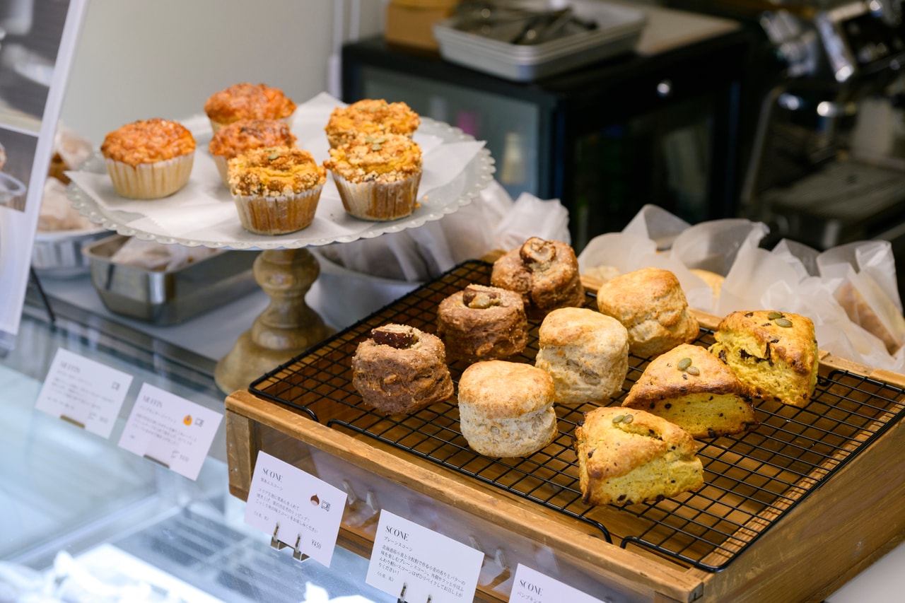 12時のオープン前に、焼きたてのお菓子たちがずらりと並ぶ「sankaku」。