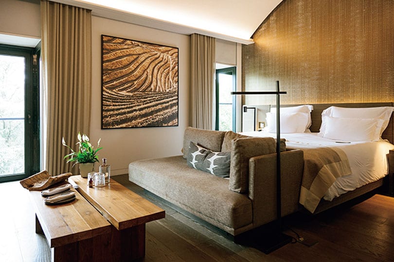 このスイートはメゾネットタイプで2階にキングサイズのベッドルームがある。