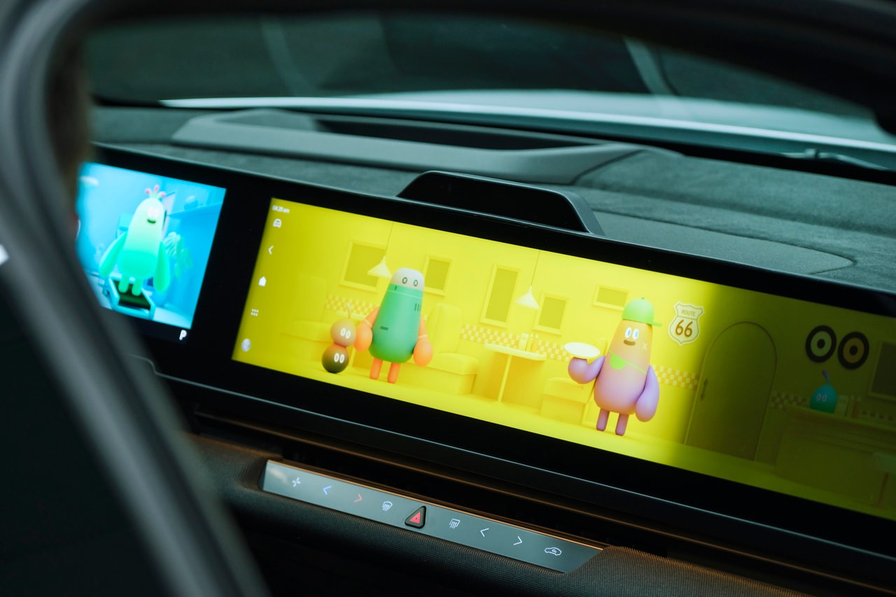 走行に合わせて動くキャラクター「ドラトモ」が、スピードや充電状態を知らせてくれます。