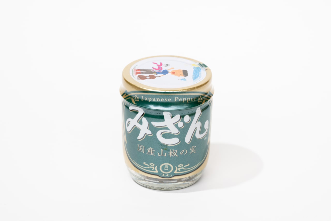 ピリッとからい山椒の実はお酒によく合う。ちなみに板坂さんは、キャンプや家飲みの際にビールサーバーを用意するほど生ビール好き。990円。
