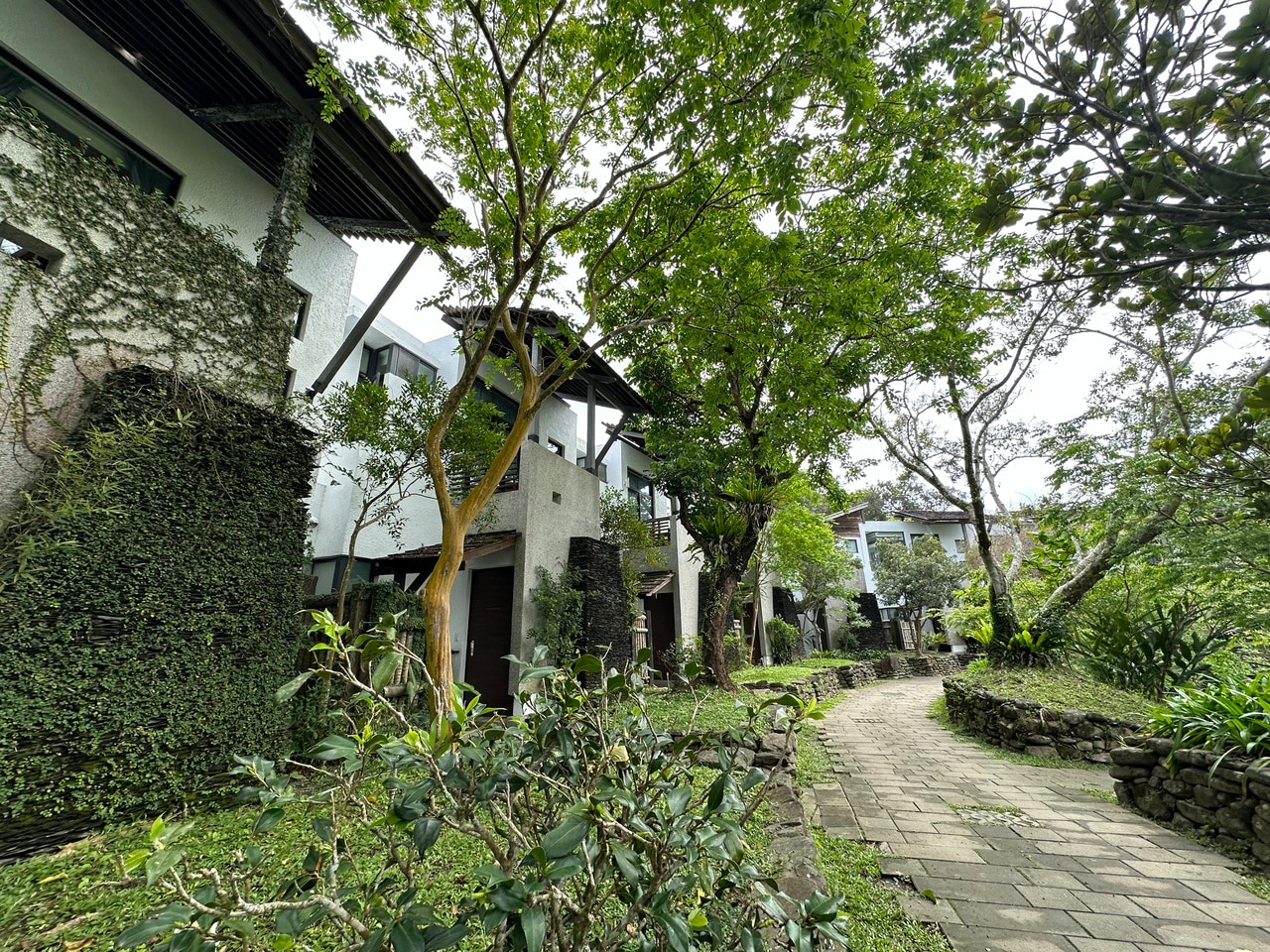 湖のほとりに独立した建物のヴィラが並ぶ。