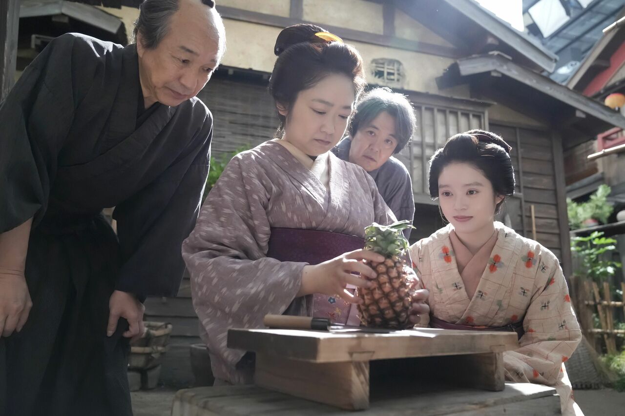 生まれて初めて目にするパイナップルと対峙する松野家の人々（C）NHK