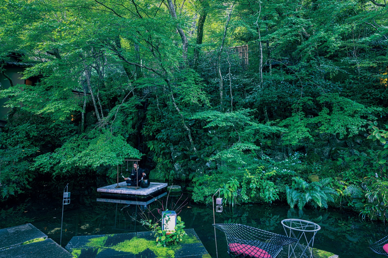 戦前戦後に活躍した庭師・小島佐一が70年以上前に手がけた意匠を残し、嵐峡の自然に調和するように革新的なデザインを施した庭。滝は以前の庭の遺構から復元したもので、滝の前にはモミジの木で飛泉障りを施している。