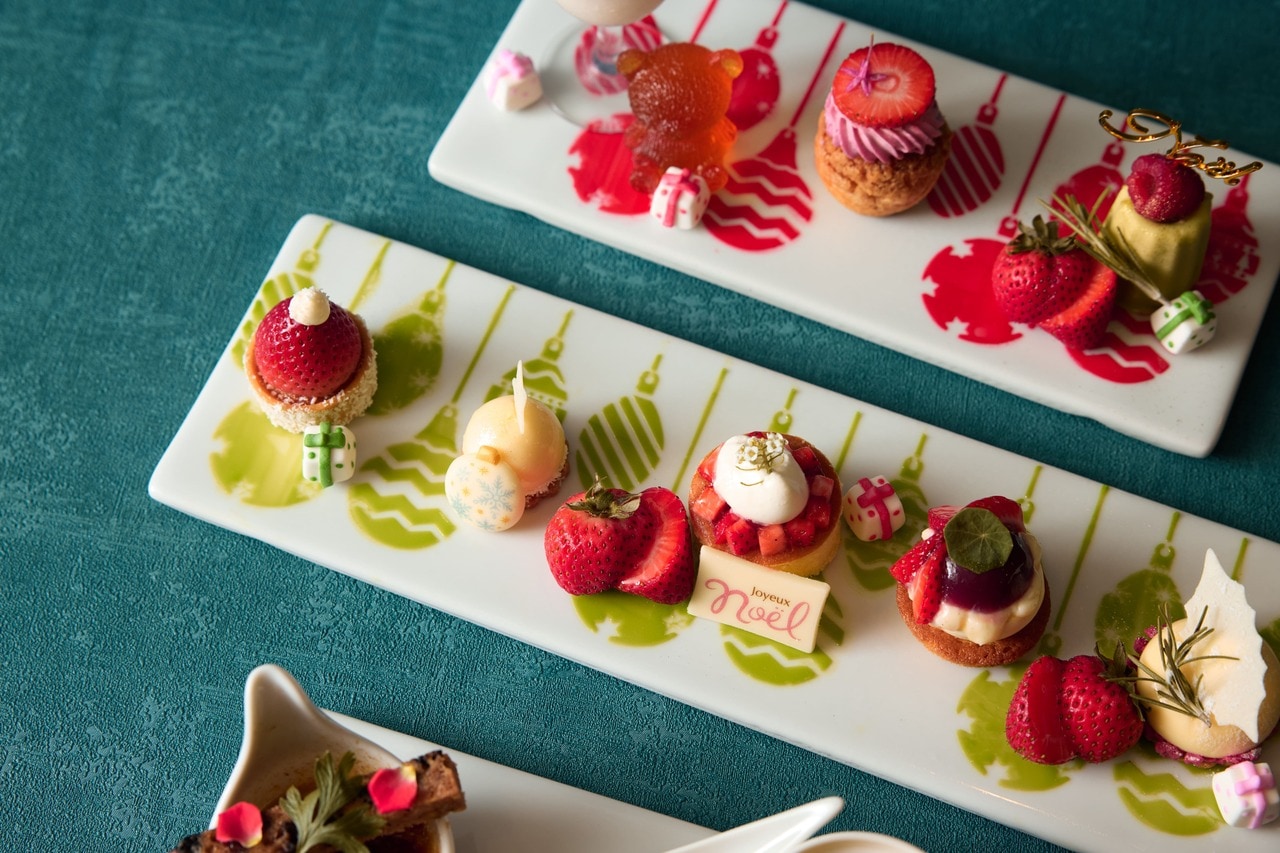 スイーツプレートのイメージ。ケーキやタルトなど、いちごやチョコレートをたっぷり使ったスイーツに加え、焼き上がりの温かさをそのままに楽しめるスコーンやフィナンシェも。