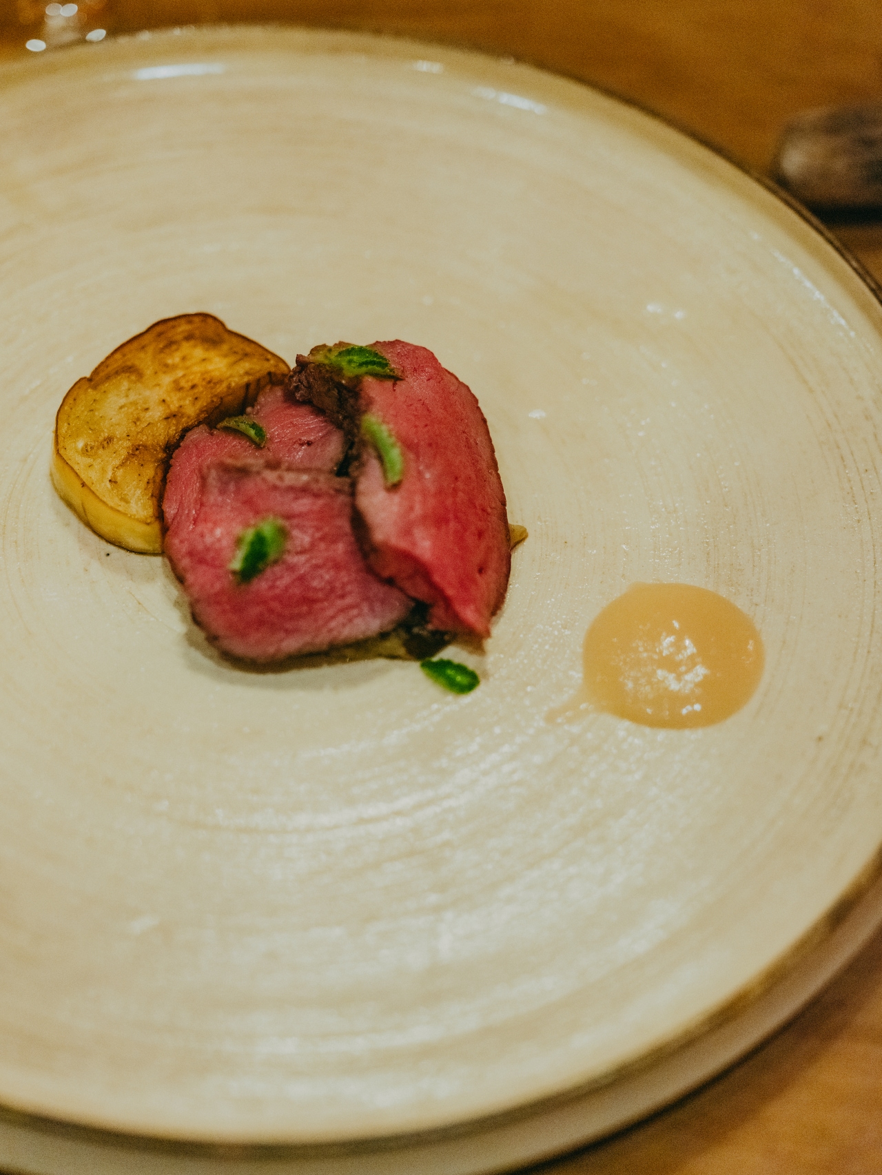 鹿のロースは、口の中でとろける新潟産「焼きなす（なすの品種）」と一緒に。「一見意外なこの組み合わせが、至高の組み合わせでした」（星野さん）